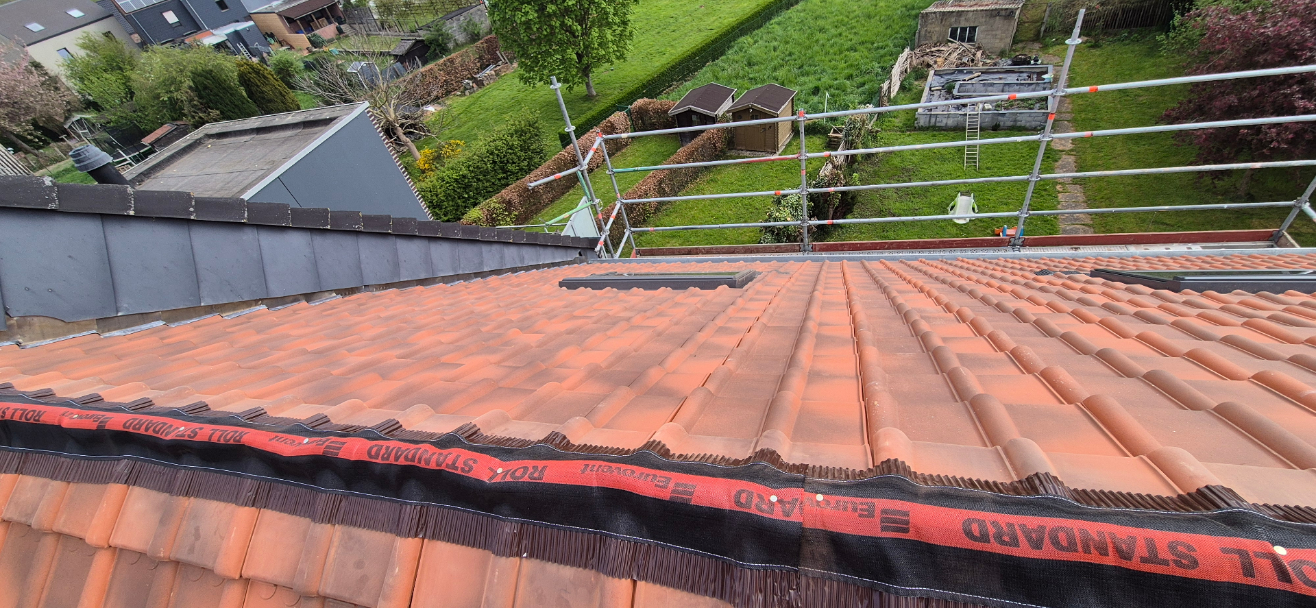 Rénovation de toiture à Nivelles par Dila Bati — Versant terminé avec faîtage à sec