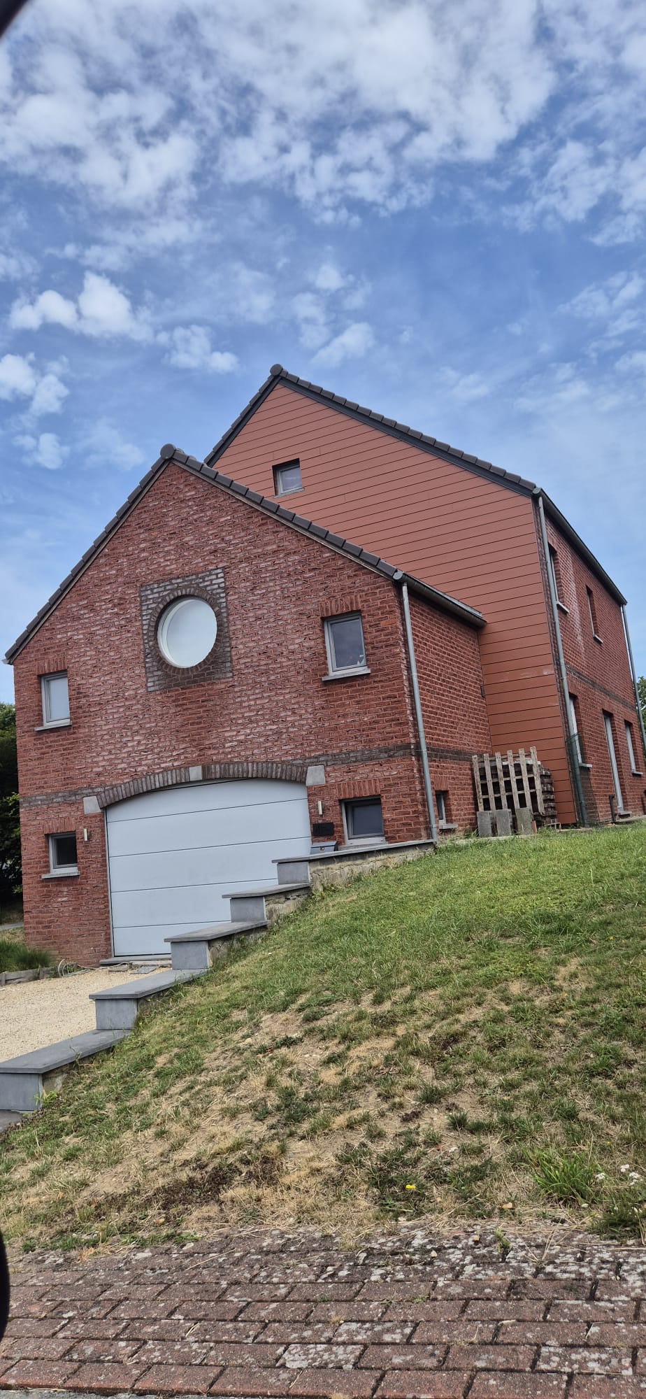 Rénovation de toiture à Braine-le-Comte par Dila Bati — Bardage ventilé posé sur pignon exposé