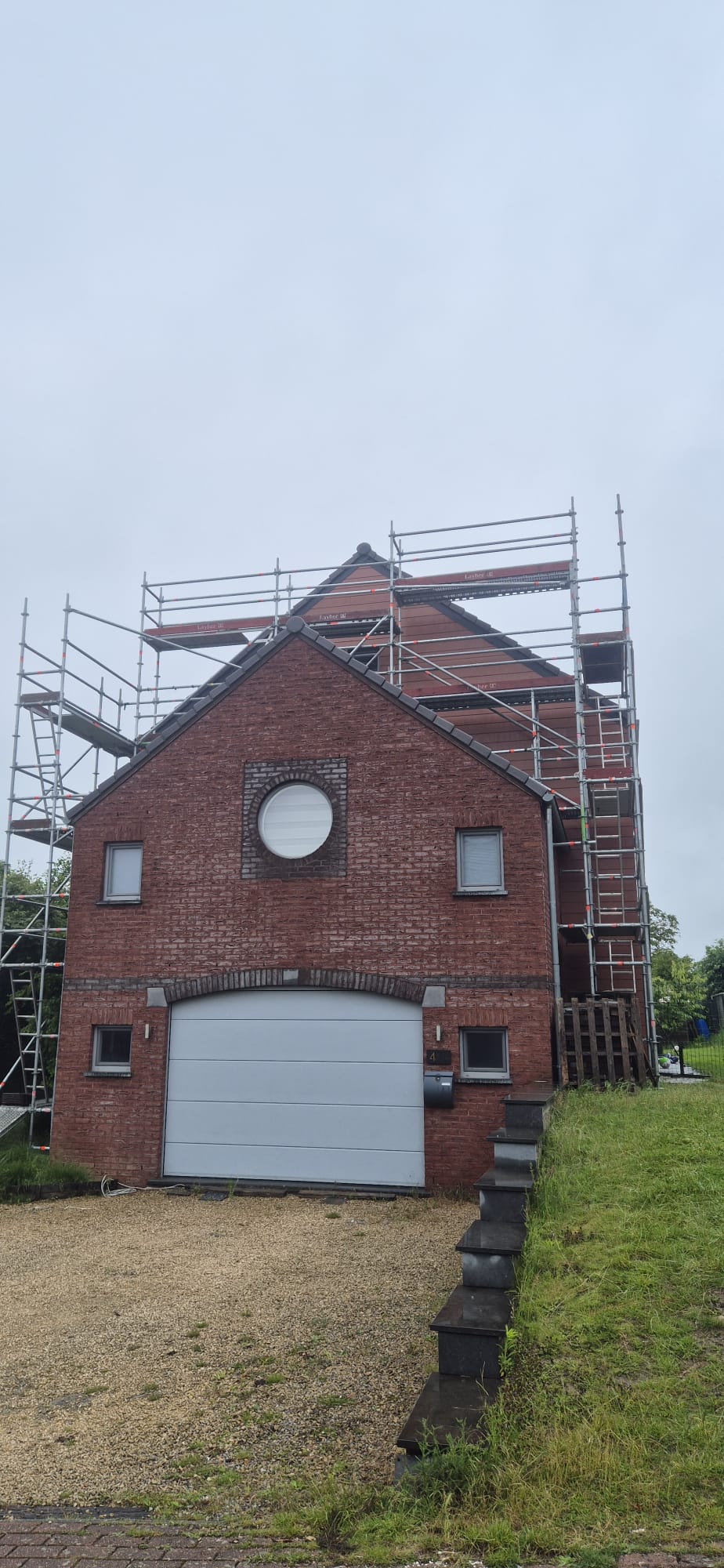 Rénovation de toiture à Lasne par Dila Bati — Bardage bois en pignon de dépendance